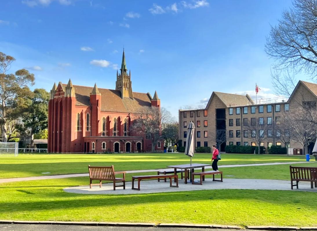 利兹大学(Leeds)毕业证书一模一样文凭样本